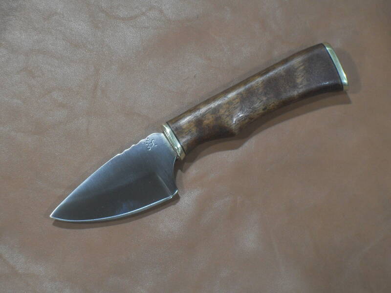 COLTELLO SKINNER  LAMA IN ACCIAIO INOX N690  IMPUGNATURA IN ACERO  GUARDIA E POMO IN OTTONE