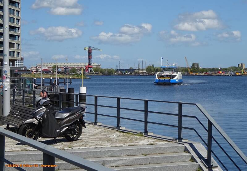 ferry IJveer 54, approaching