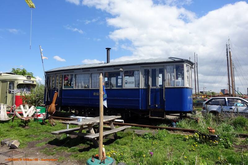 old HTM tram wagon, someone is giving them back their old colors.