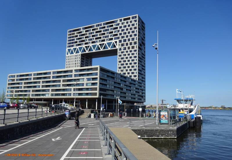 back on the city side (it was very busy on the ferry so no pictures of the trip back)