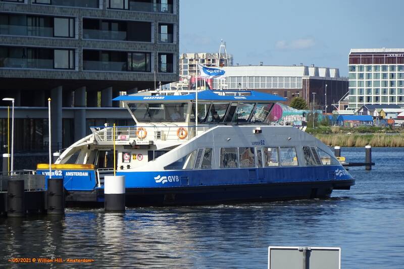 ferry IJveer 62 arriving at Pontsteiger station