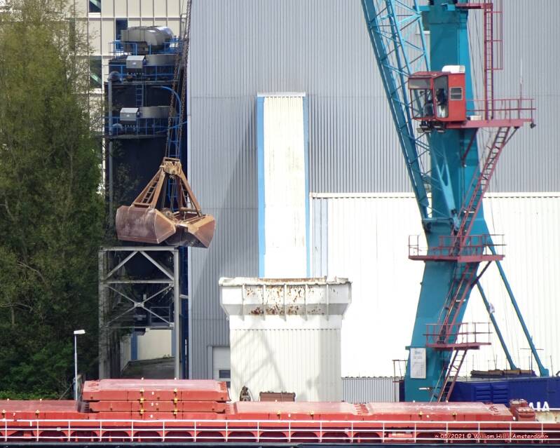 MAJA crane ENDEAVOUR at work