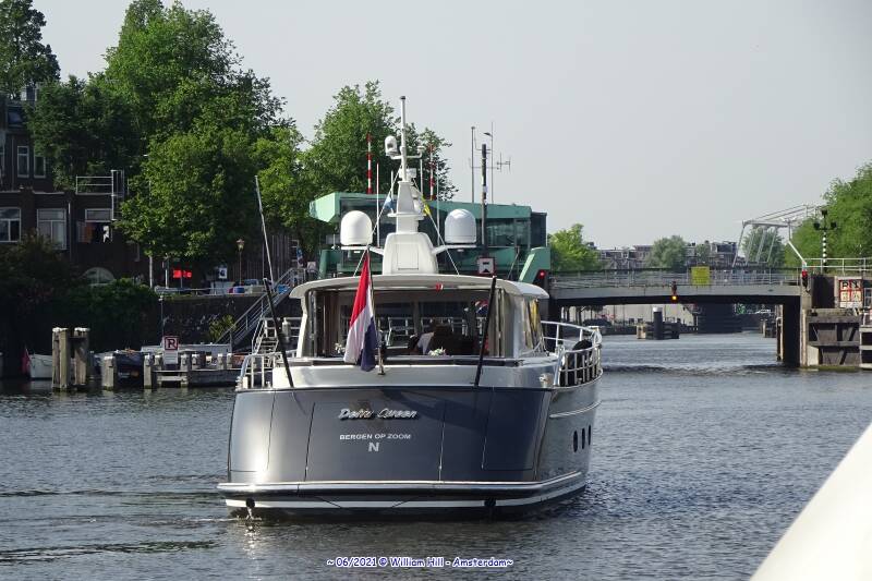 pleasurecraft DELTA QUEEN approaching &#039;Westerkeersluis&#039;-bridge