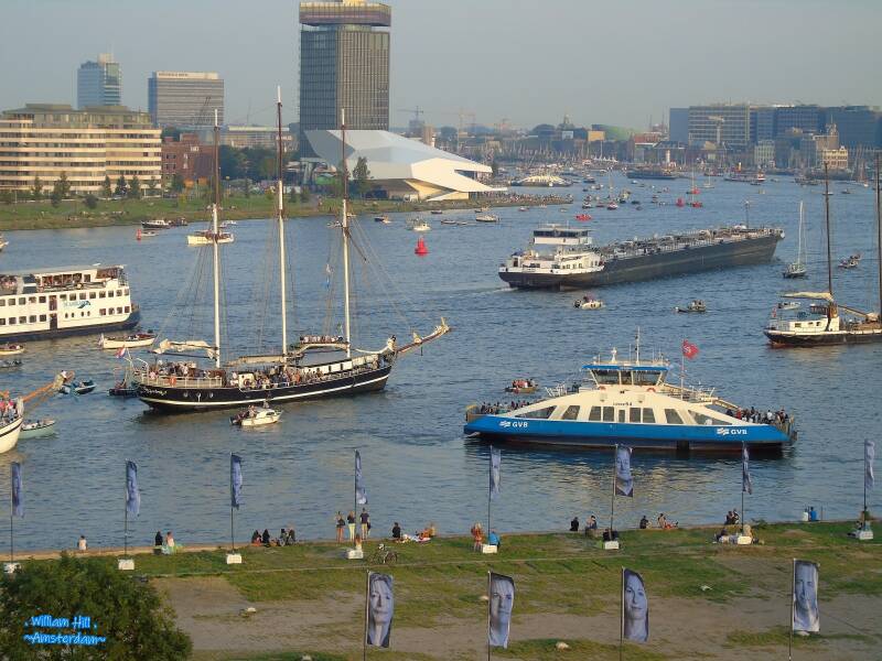 and ferry 'IJveer 54' seeking for a spot to cross
