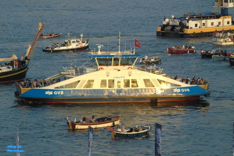 'IJveer 54' going slowly against the traffic