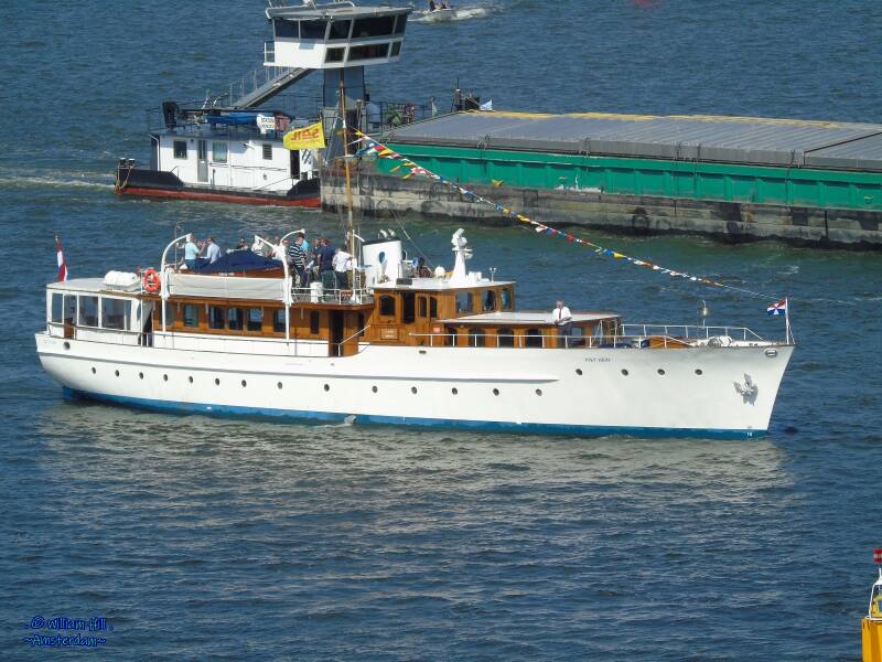 salonboat &#039;Piet Hein&#039; and inlandpushboat &#039;Statum&#039;