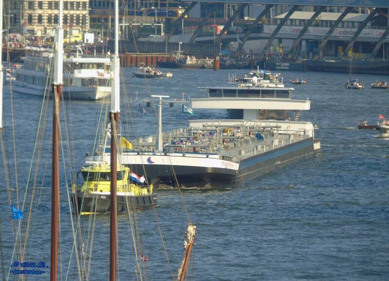 inlandtanker &#039;Staatsman&#039; guided by &#039;RWS70&#039;