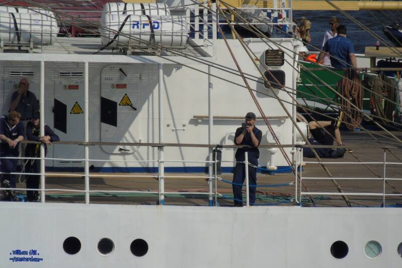 &#039;Mir&#039;   (taking pictures)