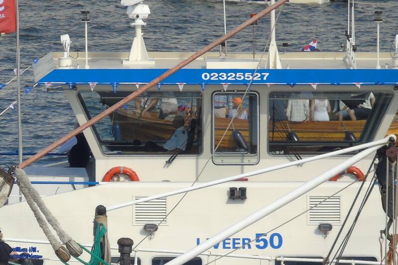 captain of IJveer 50 has no time to watch, he has to manouvre his ferry to the other side