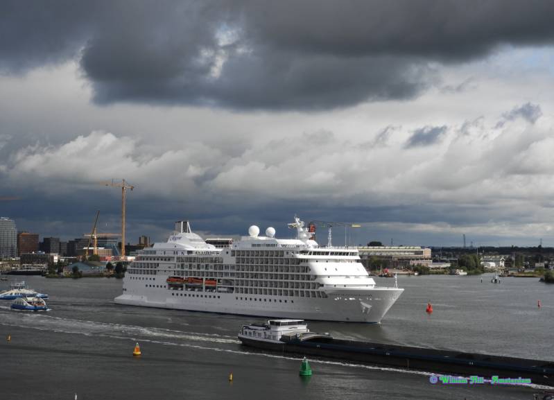 a nice welcome above her