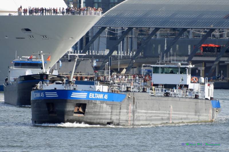 'Eiltank 45' &amp; Cascade' in front of her