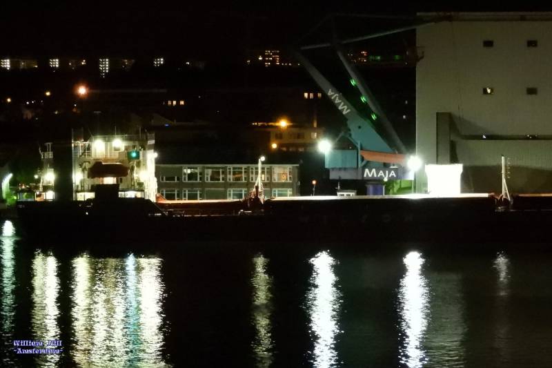 22:35, crane in rest