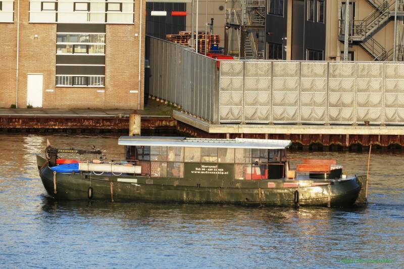 (10) - FREONSKIP, strange boat