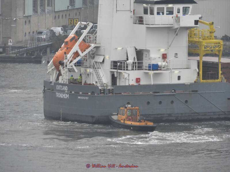 luckily there is the strong little vlet to push her to the side