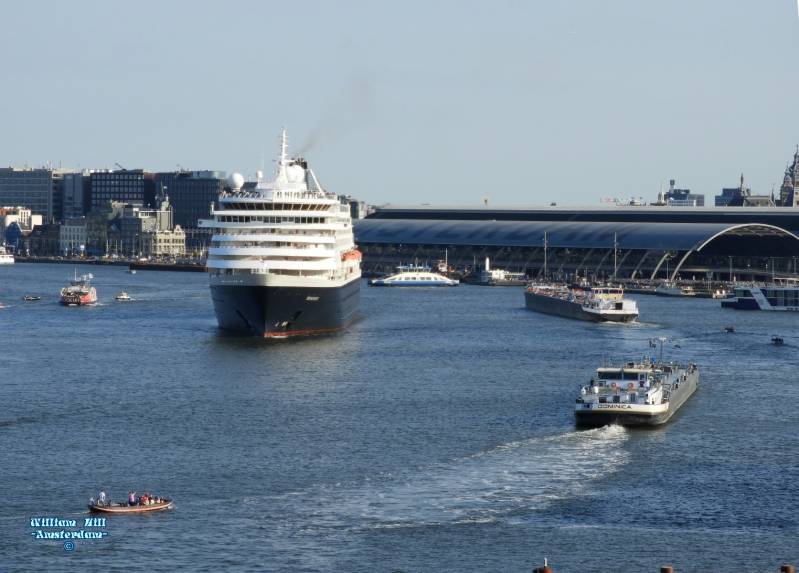 the cruise has passed the central station, the waiting inlandvessels may now proceed
