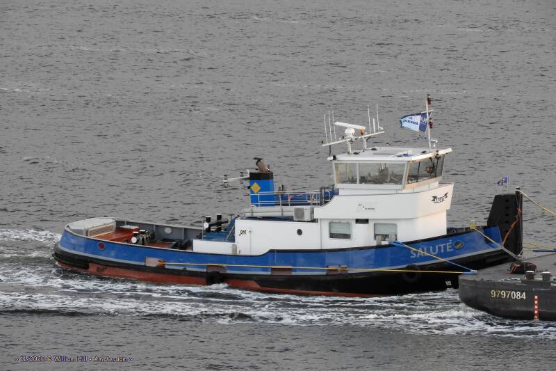 tug SALUTÉ