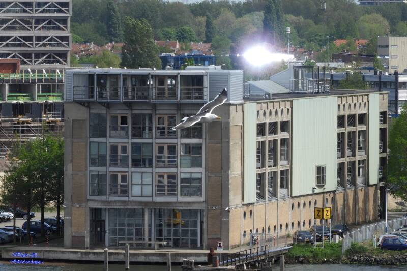 Ah always nice, the gull is, but I mean the reflection of a sunroof eew