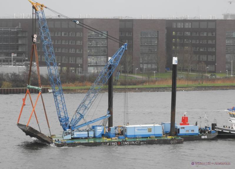 a crane with a bridge part? don&#039;t know.. it looks heavy