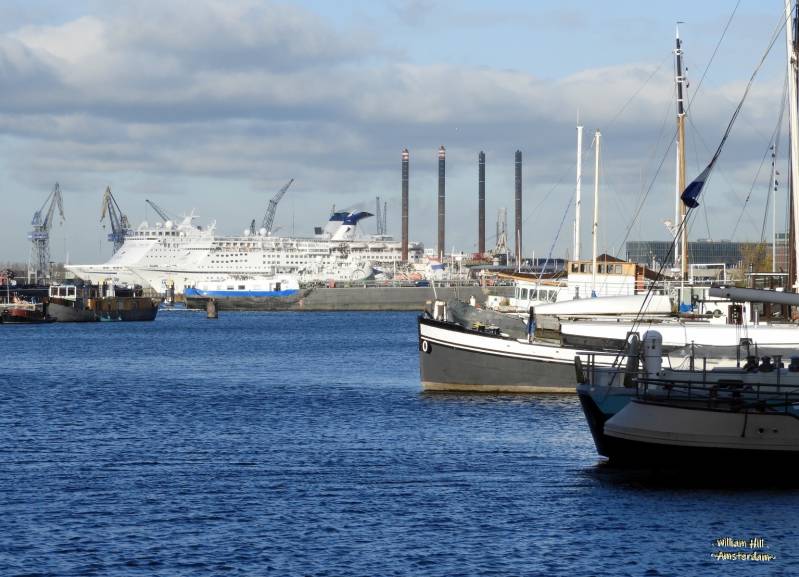 a piece of the Oude Houthaven with sight to Noordzeekanaal