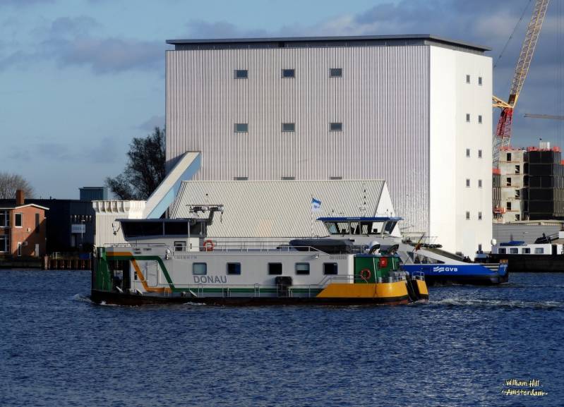 'IJveer 56' + 'Donau' in front of OMYA