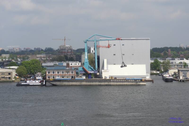 MAJA ENTERPRISE unloading the leftovers (earlier unloaded from Wilson Reef in the Coenhaven to lighten the ship before they can come here)
