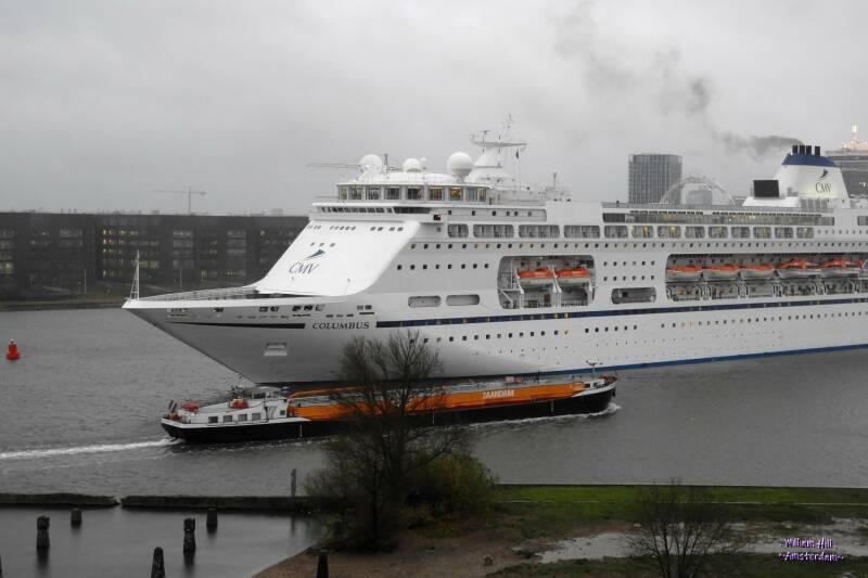 (07.12) - passengership 'Columbus' passing inlandtanker 'Volharding 9'