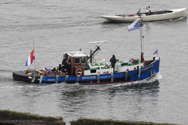 A funeral, tug VOORZAAN III with the coffin and flowers. They will be followed by many skippers, boatmen, harbor pilots, tugboats, etc.