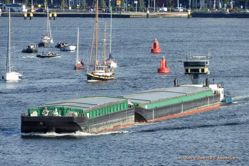 pushingboat with barge and boats around