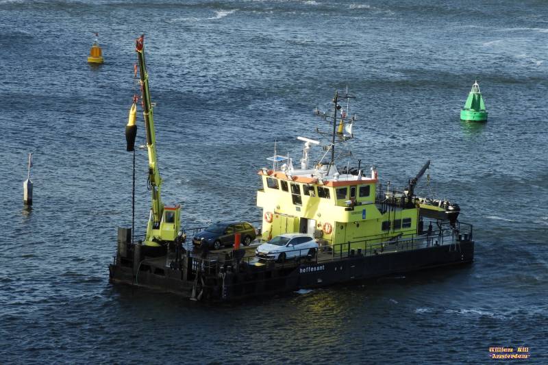 'Heffesant' cleaning the buoys
