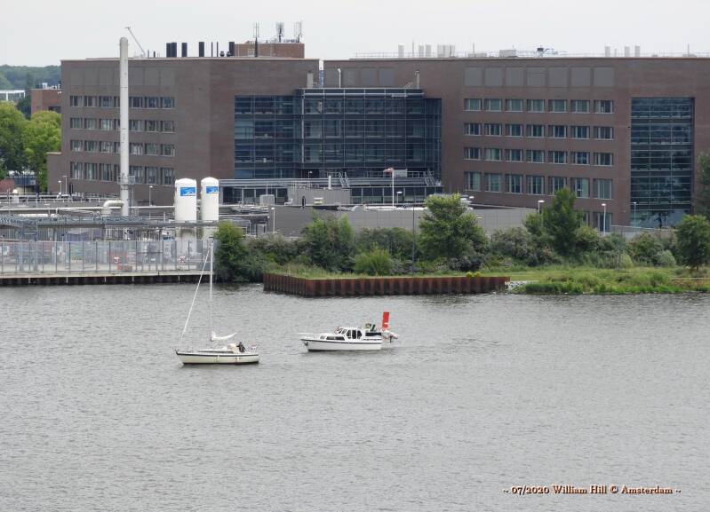 ..It happens not often but these pleasureboats actually waited for the KYA to turn