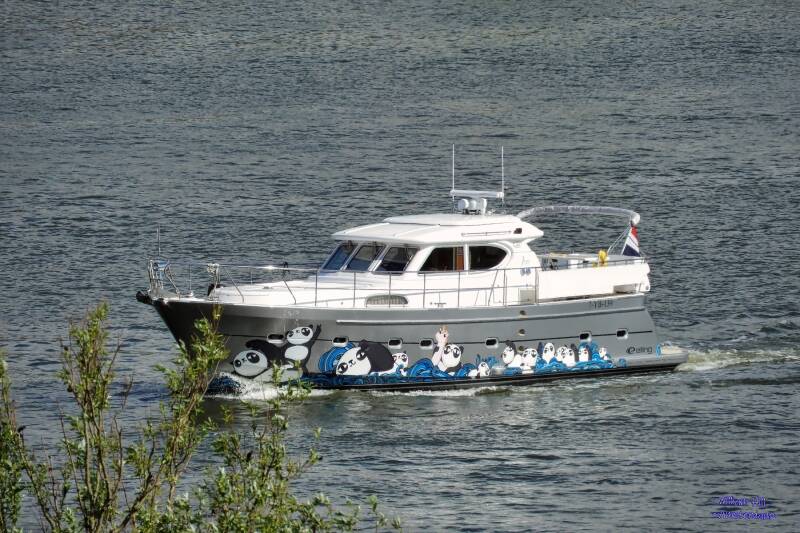 pleasureboat TRYANA or IRYANA..?