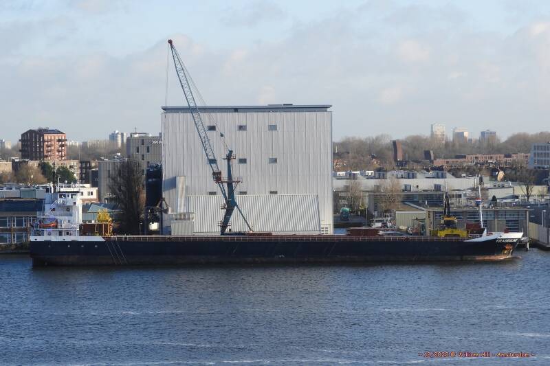 coaster KRABBSUND at OMYA with MAJA crane ENDEAVOUR, at 12:02