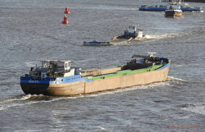 MIDLIFECRISIS + OSCAR with barge