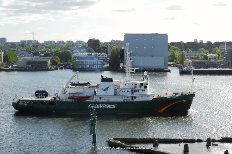 (05) - stinking smelling Greenpeace ship ESPERANZA underway to shipdock Oranjewerf