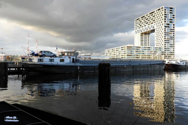 (24.12) cargo 'Jantine' in Oude Houthaven & Pontsteiger-building