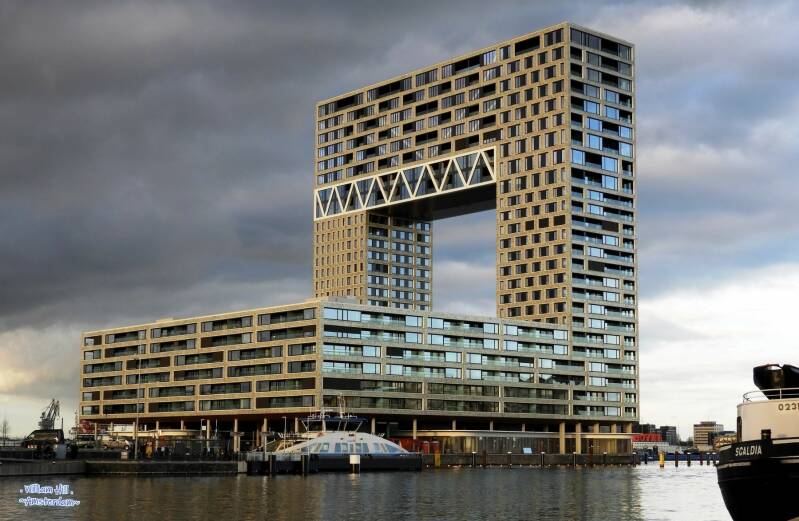 (24.12)  ferry 'IJveer 56' arriving at the new ferry-station at Pontsteiger