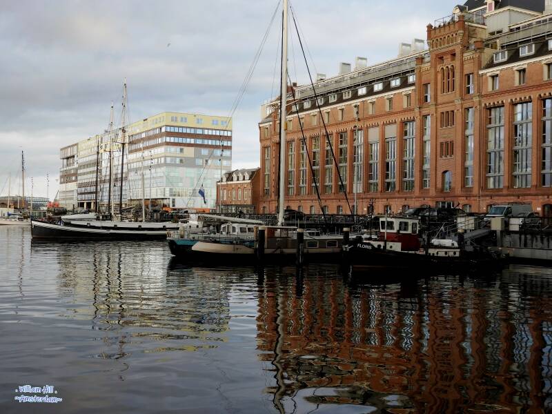 (24.12)  boats moored at Silodam