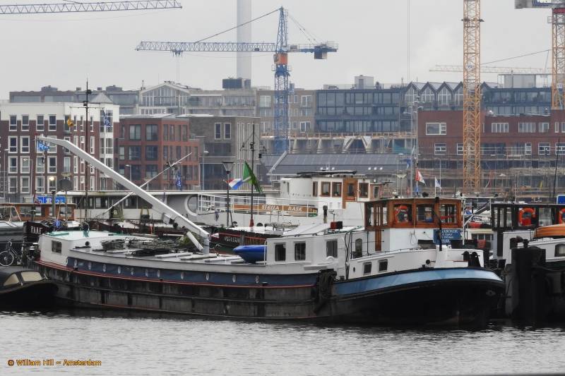 VAGABONDE in Oude Houthaven, with sight on the new houses in the former Houthaven
