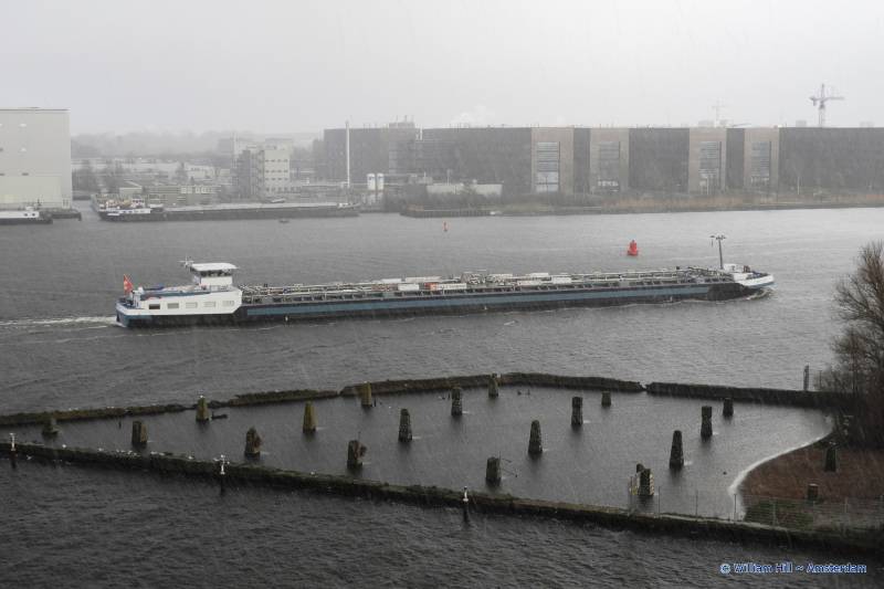 inl.tanker BACCHUS in heavy rain