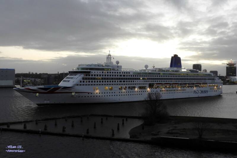 (02.01)  passengership 'Aurora'  (270x33m)