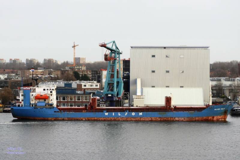 (02.01)  coaster  'Wilson Malm'  (107x15m)  unloading at OMYA