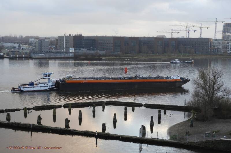 KYLE with foodtanker barge VOLHARDING 12