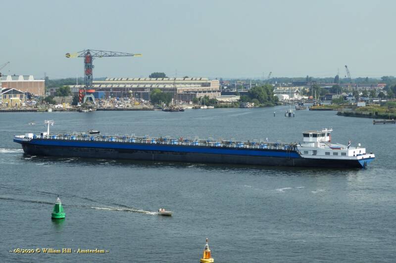 inlandtanker COMPROMIS going left to the Houthaven
