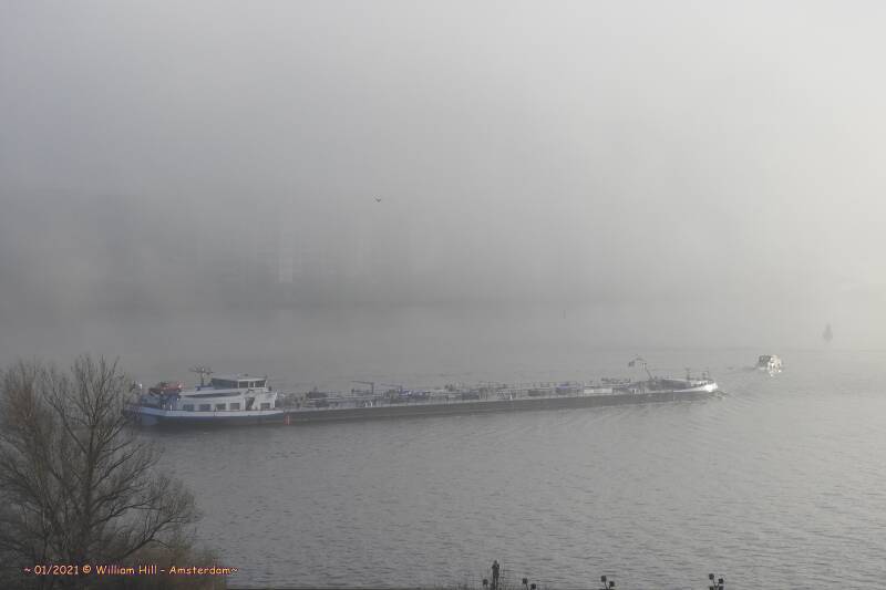 toooooot!.. the tanker is blowing the horn but the pleasureboat doesn&#039;t react and stearing even more to the centre