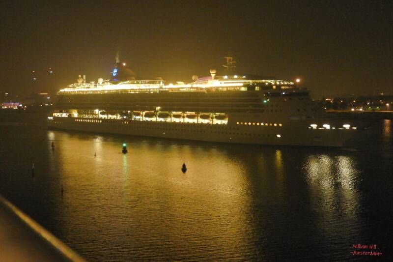 (19) - arrival BRILLIANCE of the SEAS at 3.34 in the night