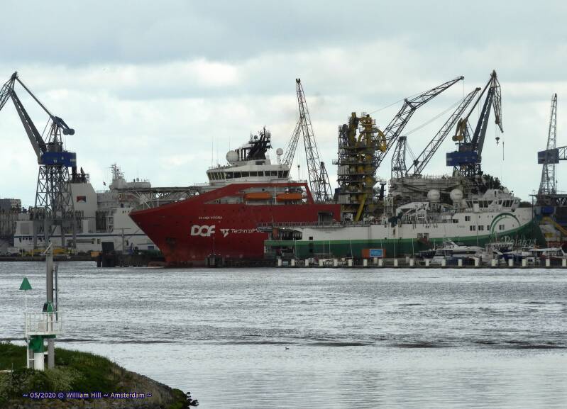 POLARCUS NADIA and SKANDI VITORIA @ Shipdock