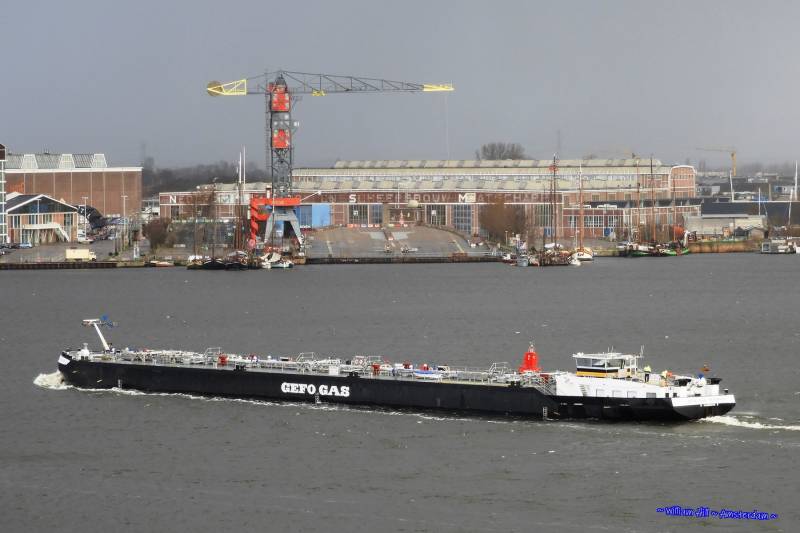 (04)  -  SCHLOSS PETERHOF