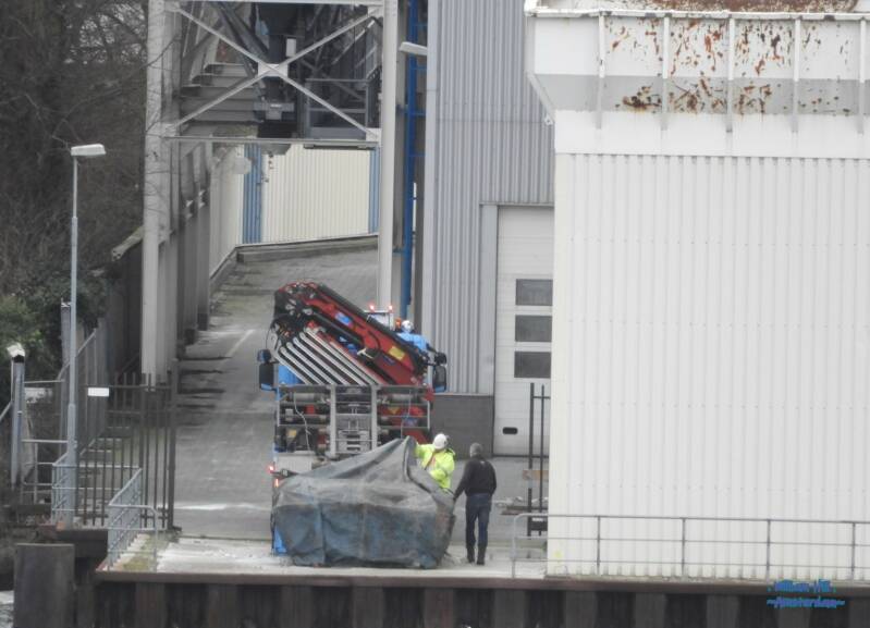 (15.01) finally someone noticed the full bin