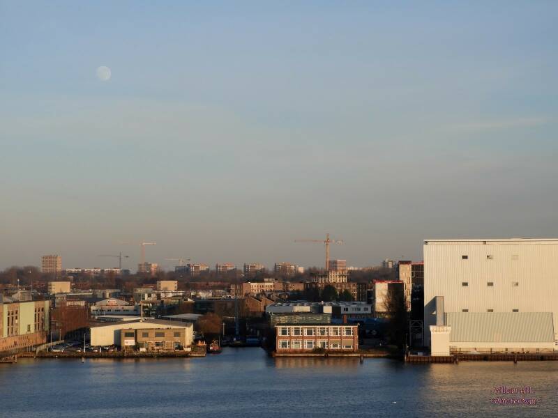 (19.01)  16:15, last sun and a light moon