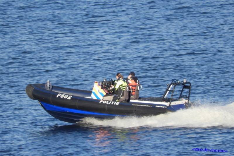 15:48, better dressed police P502 going somewhere in hurry